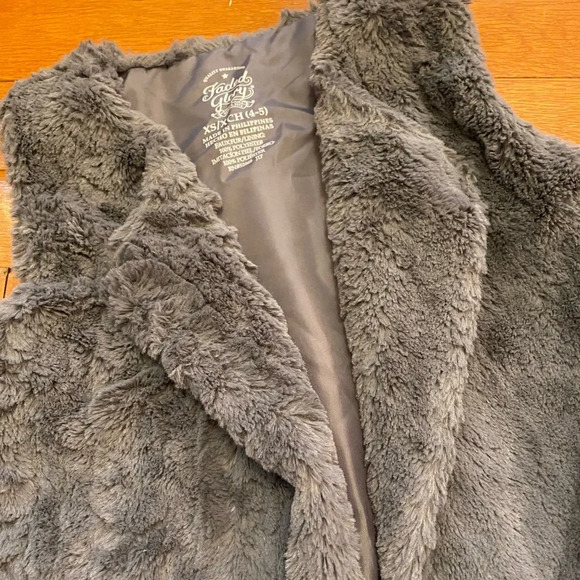 Girl’s fur vest - Picture 2 of 2